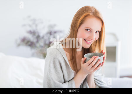 Femme buvant boisson chaude. Banque D'Images