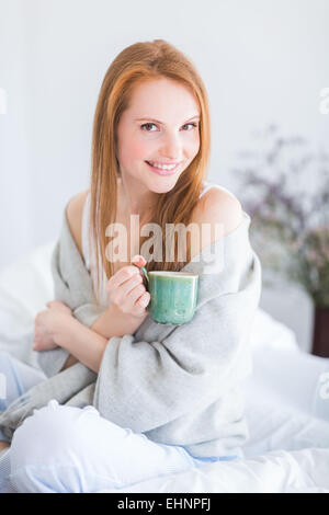 Femme buvant boisson chaude. Banque D'Images