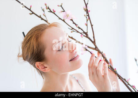 Femme en face d'un blooning Direction générale de Prunus . Banque D'Images