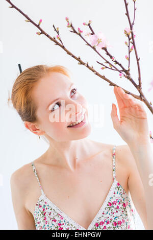 Femme en face d'un blooning Direction générale de Prunus . Banque D'Images