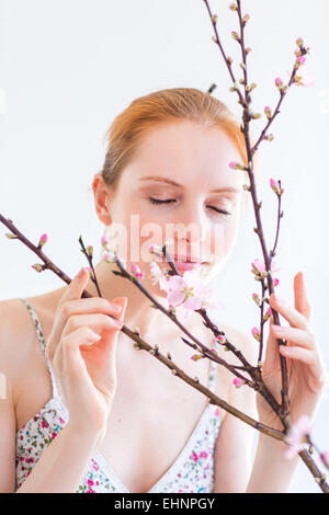 Femme en face d'un blooning Direction générale de Prunus . Banque D'Images