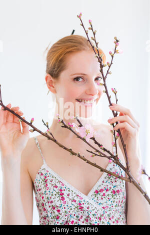 Femme en face d'un blooning Direction générale de Prunus . Banque D'Images