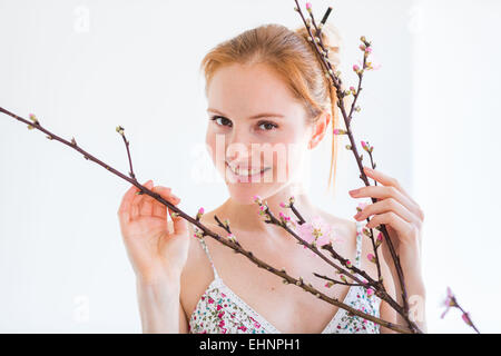 Femme en face d'un blooning Direction générale de Prunus . Banque D'Images