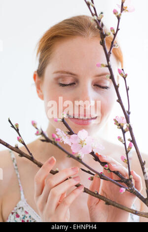 Femme en face d'un blooning Direction générale de Prunus . Banque D'Images