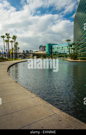 Bâtiment moderne et le lac au Rainbow Lagoon Park à Long Beach, en Californie. Banque D'Images