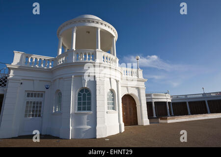 Par Colonnades De La Warr Pavilion et le Front, Bexhill-on-Sea, East Sussex, Angleterre Banque D'Images