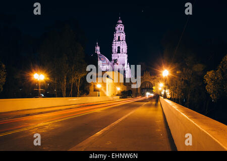 Le pont Cabrillo et San Diego Musée de l'homme dans la nuit, dans le Balboa Park, San Diego, Californie. Banque D'Images
