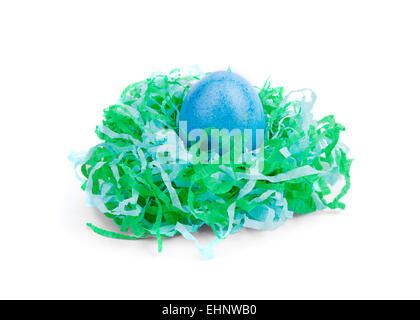 Oeufs de Pâques papier bleu en nid Banque D'Images