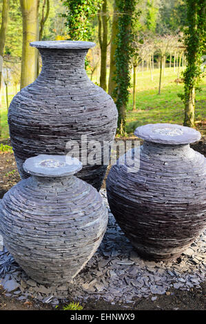 Pot d'ardoise des sculptures dans le jardin d'Alnwick, Northumberland Banque D'Images