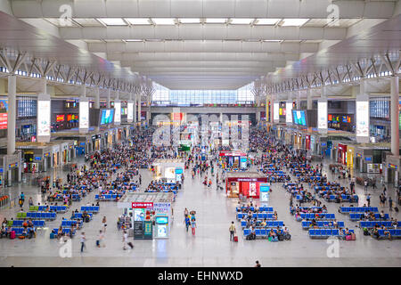 Attendre que les passagers des trains en gare de Shanghai Hongqiao. Banque D'Images