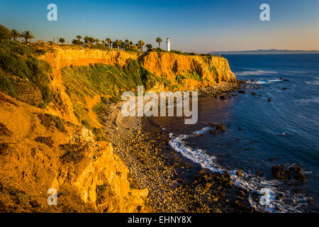 Point de vue Vicente phare au coucher du soleil, dans la région de Rancho Palos Verdes, en Californie. Banque D'Images