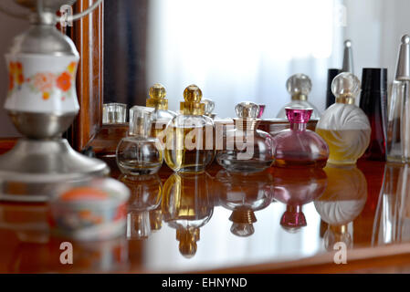 Plus de flacons de parfum situé dans un cabinet en face du miroir Banque D'Images