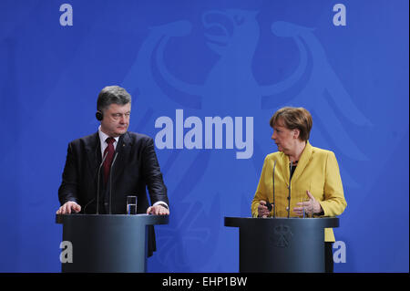 Berlin, Allemagne. Mar 16, 2015. La chancelière allemande Angela Merkel (R) participe à une conférence de presse avec le Président ukrainien Porochenko à Berlin, Allemagne, le 16 mars 2015. Merkel a promis lundi sur l'Ukraine une aide supplémentaire pour parvenir à une solution pacifique dans l'Est du pays au cours d'une réunion avec le Président ukrainien Porochenko. Credit : Shang Jing/Xinhua/Alamy Live News Banque D'Images