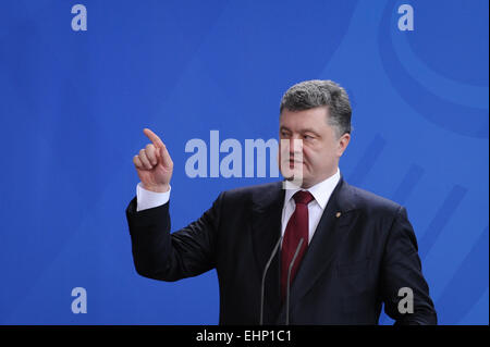 Berlin, Allemagne. Mar 16, 2015. Le Président ukrainien Porochenko assiste à une conférence de presse avec la Chancelière allemande Angela Merkel (pas en photo) à Berlin, Allemagne, le 16 mars 2015. Merkel a promis lundi sur l'Ukraine une aide supplémentaire pour parvenir à une solution pacifique dans l'Est du pays au cours d'une réunion avec le Président ukrainien Porochenko. Credit : Shang Jing/Xinhua/Alamy Live News Banque D'Images