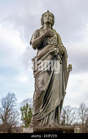 Memorial avec une femme en deuil la tenue à un ancrage dans le cimetière de Morningside, Édimbourg, Écosse, Royaume-Uni. Banque D'Images