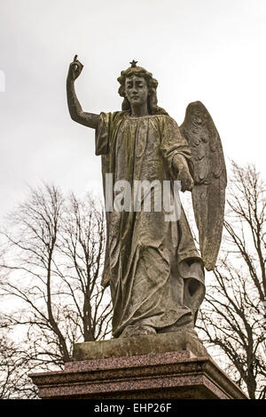 Statue d'un ange pointant vers les cieux en cimetière Morningside Edinburgh, Écosse. Banque D'Images