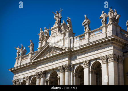 Archbasilica Saint-Jean de Latran, monument cathédrale, le siège officiel du Pape, avec des années 1700 façade et les statues de l'APOS Banque D'Images