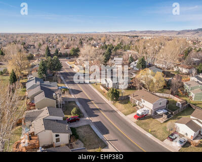 FORT COLLINS, CO, USA - Le 16 mars 2015 : Vue aérienne du quartier résidentiel typique le long de Front Range des Montagnes Rocheuses dans le Banque D'Images