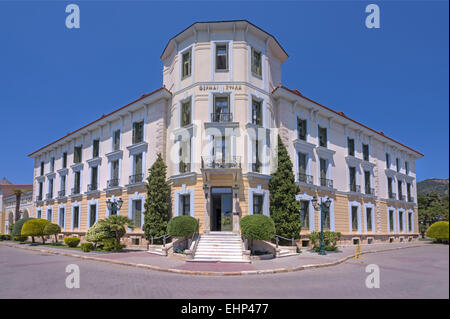 L'ancien bâtiment néoclassique de Edipsos ville, abrite aujourd'hui le 'Thermae Sylla Spa' hotel, dans l'île d'Eubée, Grèce Banque D'Images