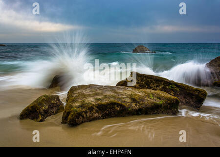 Vagues se briser sur les rochers à Woods Cove, à Laguna Beach, Californie. Banque D'Images