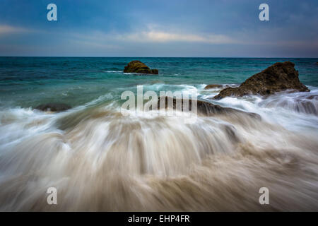 Vagues se briser sur les rochers à Woods Cove, à Laguna Beach, Californie. Banque D'Images