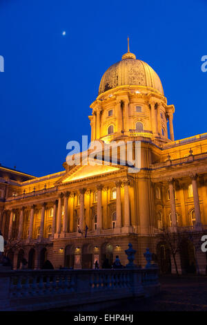 Château de Buda Budapest ou Palais Royal, au crépuscule, la colline du Château, Budapest, Hongrie Banque D'Images