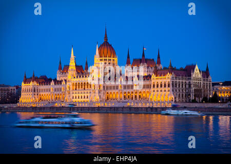 Le bâtiment du Parlement, vu que depuis le Danube, Budapest, Hongrie Banque D'Images