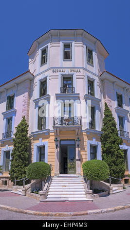 L'ancien bâtiment néoclassique de Edipsos ville, abrite aujourd'hui le 'Thermae Sylla Spa' hotel, dans l'île d'Eubée, Grèce Banque D'Images