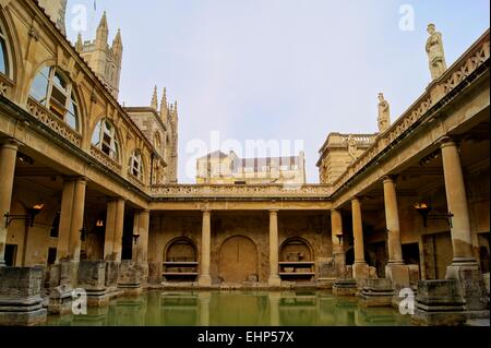 Les anciens thermes romains de Bath en Angleterre au crépuscule Banque D'Images