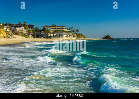 Vagues dans l'océan Pacifique à Victoria Beach, à Laguna Beach, Californie. Banque D'Images