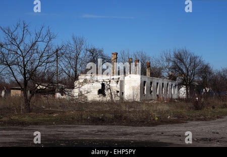 L'Ukraine. Mar 16, 2015. Dans les rues d'Ilovaysk. - Pris en août 2014 Ilovaysk sous tension des militants pro-russes de poste de ravitaillement d'armes et de munitions. Selon le centre de presse du ministère de la défense de l'Ukraine le 16 mars 2015 à partir de la Russie est arrivé dans la ville de 16 wagons de munitions. Crédit : Igor Golovnov/Alamy Live News Banque D'Images