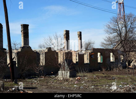 L'Ukraine. Mar 16, 2015. Dans les rues d'Ilovaysk. - Pris en août 2014 Ilovaysk sous tension des militants pro-russes de poste de ravitaillement d'armes et de munitions. Selon le centre de presse du ministère de la défense de l'Ukraine le 16 mars 2015 à partir de la Russie est arrivé dans la ville de 16 wagons de munitions. Crédit : Igor Golovnov/Alamy Live News Banque D'Images