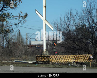 Dans les rues d'Ilovaysk. Mar 16, 2015. Capturé en août 2014 Ilovaysk sous tension des militants pro-russes de poste de ravitaillement d'armes et de munitions. Selon le centre de presse du ministère de la défense de l'Ukraine le 16 mars 2015 à partir de la Russie est arrivé dans la ville de 16 wagons de munitions. © Igor Golovniov/ZUMA/Alamy Fil Live News Banque D'Images