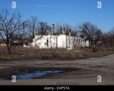 Dans les rues d'Ilovaysk. Mar 16, 2015. Capturé en août 2014 Ilovaysk sous tension des militants pro-russes de poste de ravitaillement d'armes et de munitions. Selon le centre de presse du ministère de la défense de l'Ukraine le 16 mars 2015 à partir de la Russie est arrivé dans la ville de 16 wagons de munitions. © Igor Golovniov/ZUMA/Alamy Fil Live News Banque D'Images