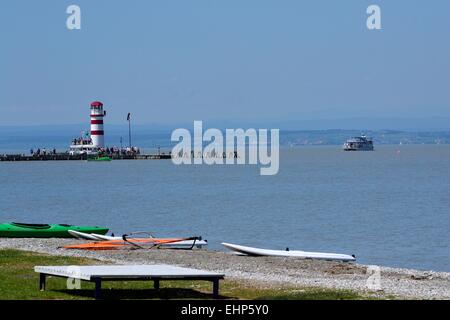 Plage avec phare et touristiques Banque D'Images