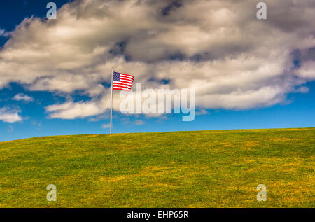 Drapeau américain et hill à Fort Williams Park, Cape Elizabeth, dans le Maine. Banque D'Images