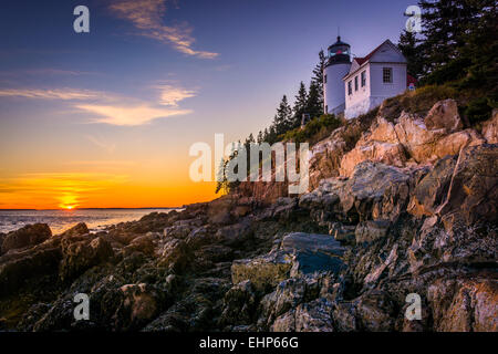 Bass Harbor Lighthouse au coucher du soleil, dans l'Acadia National Park, Maine. Banque D'Images