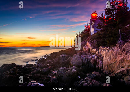 Bass Harbor Lighthouse au coucher du soleil, dans l'Acadia National Park, Maine. Banque D'Images