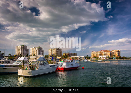 Bateaux dans une marina et hôtels le long de l'Intracoastal Waterway à Clearwater Beach en Floride. Banque D'Images