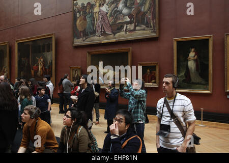 Hall de la peinture française. Musée du Louvre, Paris, France. 'Portrait de Madame Récamier" (1800) par le peintre français Jacques-Louis David et 'Le Triomphe de Romulus sur Acron' (1812) par le peintre français Jean-Auguste-Dominique Ingres sont vus dans l'arrière-plan. Banque D'Images