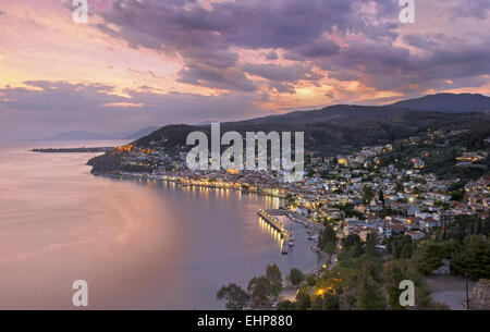 Vue de dessus de Limni (lac) au coucher du soleil, une ville pittoresque à l'île d'Evia, Mer Égée, Grèce Banque D'Images