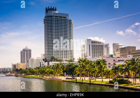 Collins Canal et immeubles de Miami Beach, en Floride. Banque D'Images