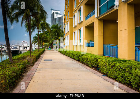 Condominiums et marina le long d'une passerelle à South Beach, Miami, Floride. Banque D'Images