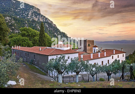 Coucher du soleil à Galataki monastère près de la ville de Limni in Evia island, Mer Égée, Grèce Banque D'Images