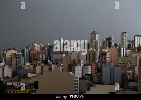 Sao Paulo, Brésil. 16 mars 2015. Forte pluie sur la ville de Sao Paulo dans l'après-midi de ce lundi. Crédit: Andre M. Chang/Alay Live News Banque D'Images