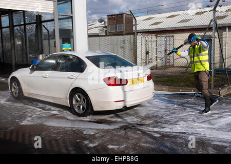 Location lavées dans un style moderne, lavage de voiture, à l'aide de tuyaux d'eau haute pression, Glasgow, Écosse, Royaume-Uni Banque D'Images