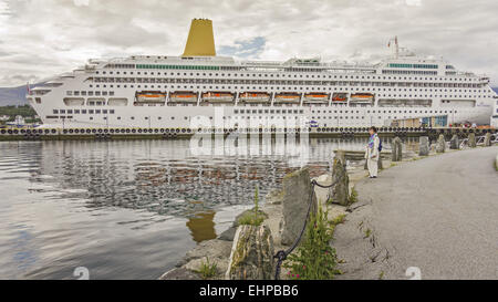 Bateau de croisière amarré Oriana à Alesund en Norvège Banque D'Images