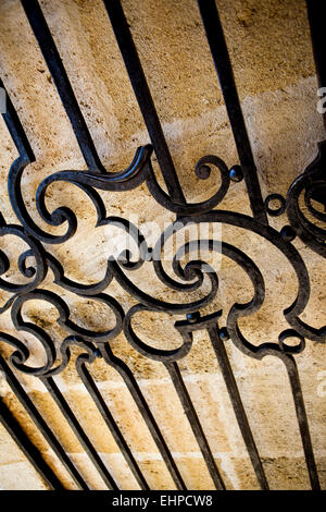 Porte en fer forgé d'une vieille maison de pierres en Français Banque D'Images