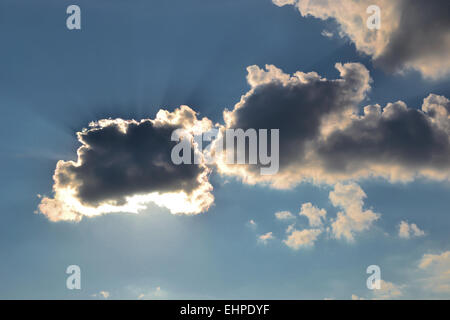 Soleil derrière les nuages Banque D'Images