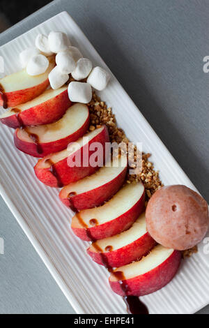 Les nectarines, guimauve, arachides et sorbet à la fraise sur une plaque Banque D'Images